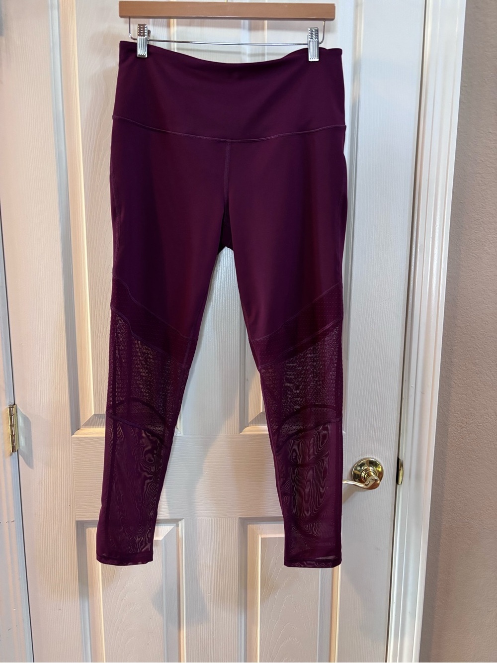 Victoria Sport Knockout Leggings w/Mesh accent, Large